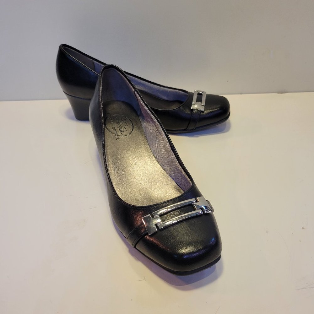 LifeStride slip on pump/wedge w/ silver buckle - Size 6M